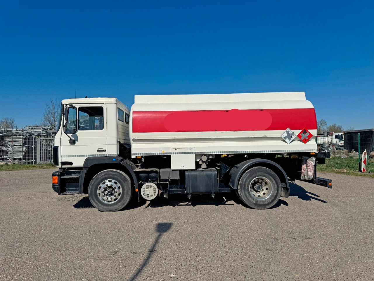 MAN 19.372 4X2 Tankwagen - Kamion cisterna: slika MAN 19.372 4X2 Tankwagen - Kamion cisterna MAN 19.372 4X2 Tankwagen - Kamion cisterna: slika MAN 19.372 4X2 Tankwagen - Kamion cisterna