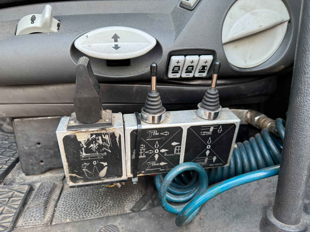 Meiller Abrollaufbau RK 20,65 - Kamion s kukastom dizalicom: slika Meiller Abrollaufbau RK 20,65 - Kamion s kukastom dizalicom Meiller Abrollaufbau RK 20,65 - Kamion s kukastom dizalicom: slika Meiller Abrollaufbau RK 20,65 - Kamion s kukastom dizalicom