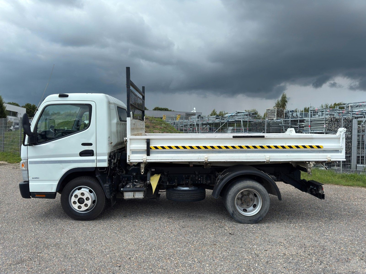 Mitsubishi 7C15 Fuso Canter 4x2 mit Meiller 3S. Kipper - Mali kamion kiper: slika Mitsubishi 7C15 Fuso Canter 4x2 mit Meiller 3S. Kipper - Mali kamion kiper Mitsubishi 7C15 Fuso Canter 4x2 mit Meiller 3S. Kipper - Mali kamion kiper: slika Mitsubishi 7C15 Fuso Canter 4x2 mit Meiller 3S. Kipper - Mali kamion kiper