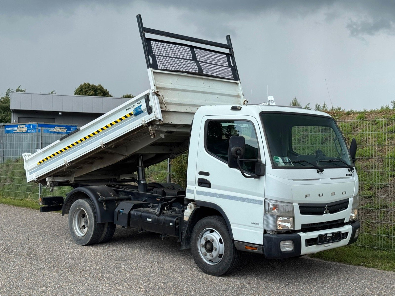 Mitsubishi 7C15 Fuso Canter 4x2 mit Meiller 3S. Kipper - Mali kamion kiper: slika Mitsubishi 7C15 Fuso Canter 4x2 mit Meiller 3S. Kipper - Mali kamion kiper Mitsubishi 7C15 Fuso Canter 4x2 mit Meiller 3S. Kipper - Mali kamion kiper: slika Mitsubishi 7C15 Fuso Canter 4x2 mit Meiller 3S. Kipper - Mali kamion kiper