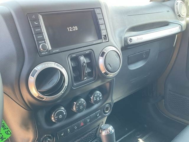 Automobil Jeep Wrangler JK Command: slika Automobil Jeep Wrangler JK Command Automobil Jeep Wrangler JK Command: slika Automobil Jeep Wrangler JK Command