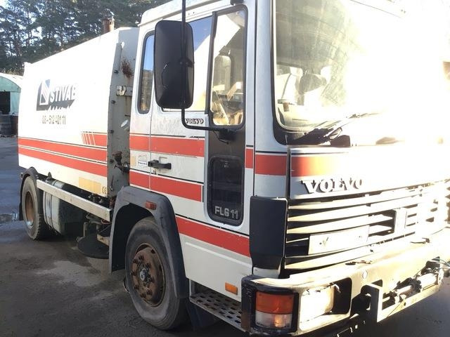 Cestovna čistilica Volvo FL611: slika Cestovna čistilica Volvo FL611 Cestovna čistilica Volvo FL611: slika Cestovna čistilica Volvo FL611