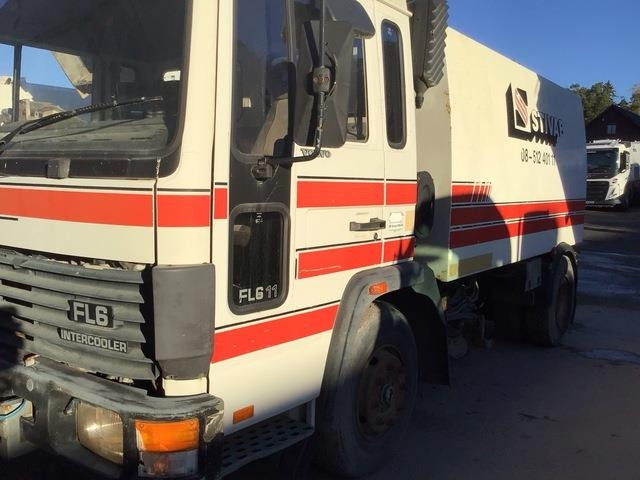 Cestovna čistilica Volvo FL611: slika Cestovna čistilica Volvo FL611 Cestovna čistilica Volvo FL611: slika Cestovna čistilica Volvo FL611