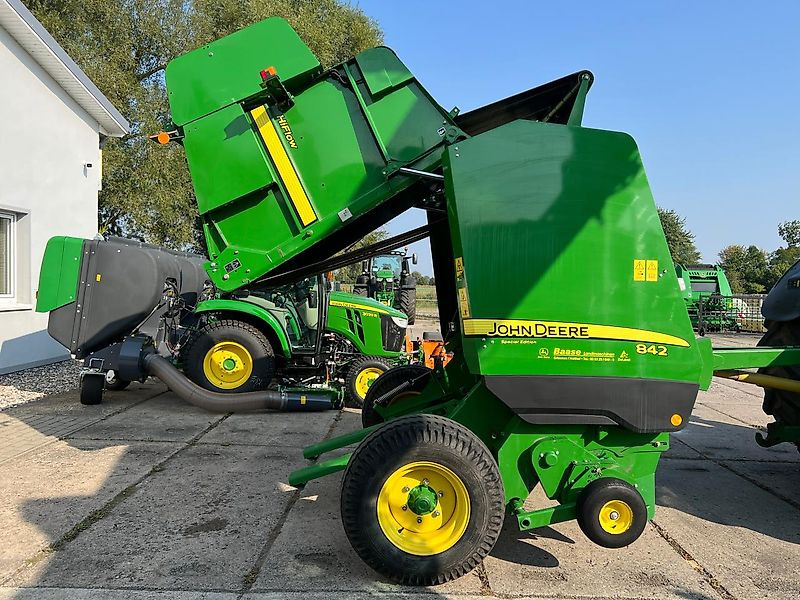 Rolo balirka John Deere 842 HiFlow: slika Rolo balirka John Deere 842 HiFlow