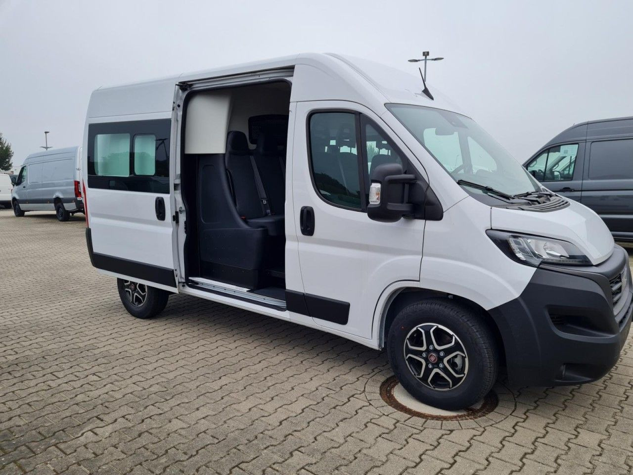 Fiat Ducato 35 Kasten Doka 7-Sitze Maxi L2H2 ALU TEMP - Furgon, Dostavno vozilo s dvostrukom kabinom: slika Fiat Ducato 35 Kasten Doka 7-Sitze Maxi L2H2 ALU TEMP - Furgon, Dostavno vozilo s dvostrukom kabinom Fiat Ducato 35 Kasten Doka 7-Sitze Maxi L2H2 ALU TEMP - Furgon, Dostavno vozilo s dvostrukom kabinom: slika Fiat Ducato 35 Kasten Doka 7-Sitze Maxi L2H2 ALU TEMP - Furgon, Dostavno vozilo s dvostrukom kabinom