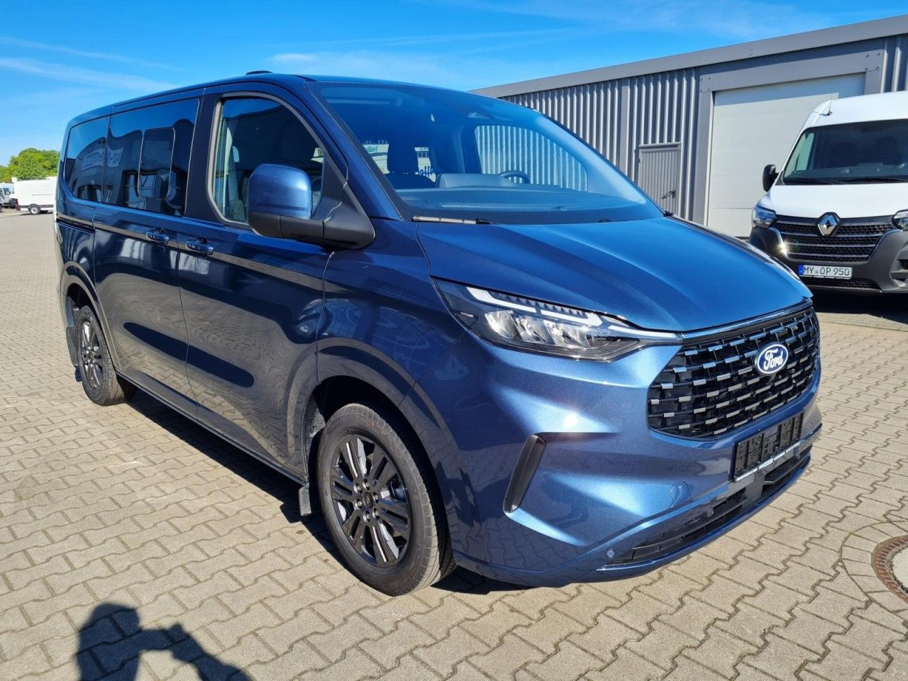 Ford Tourneo Custom 320 Titanium L1 AG 8-Sitze LED KA - Putnički kombi: slika Ford Tourneo Custom 320 Titanium L1 AG 8-Sitze LED KA - Putnički kombi Ford Tourneo Custom 320 Titanium L1 AG 8-Sitze LED KA - Putnički kombi: slika Ford Tourneo Custom 320 Titanium L1 AG 8-Sitze LED KA - Putnički kombi