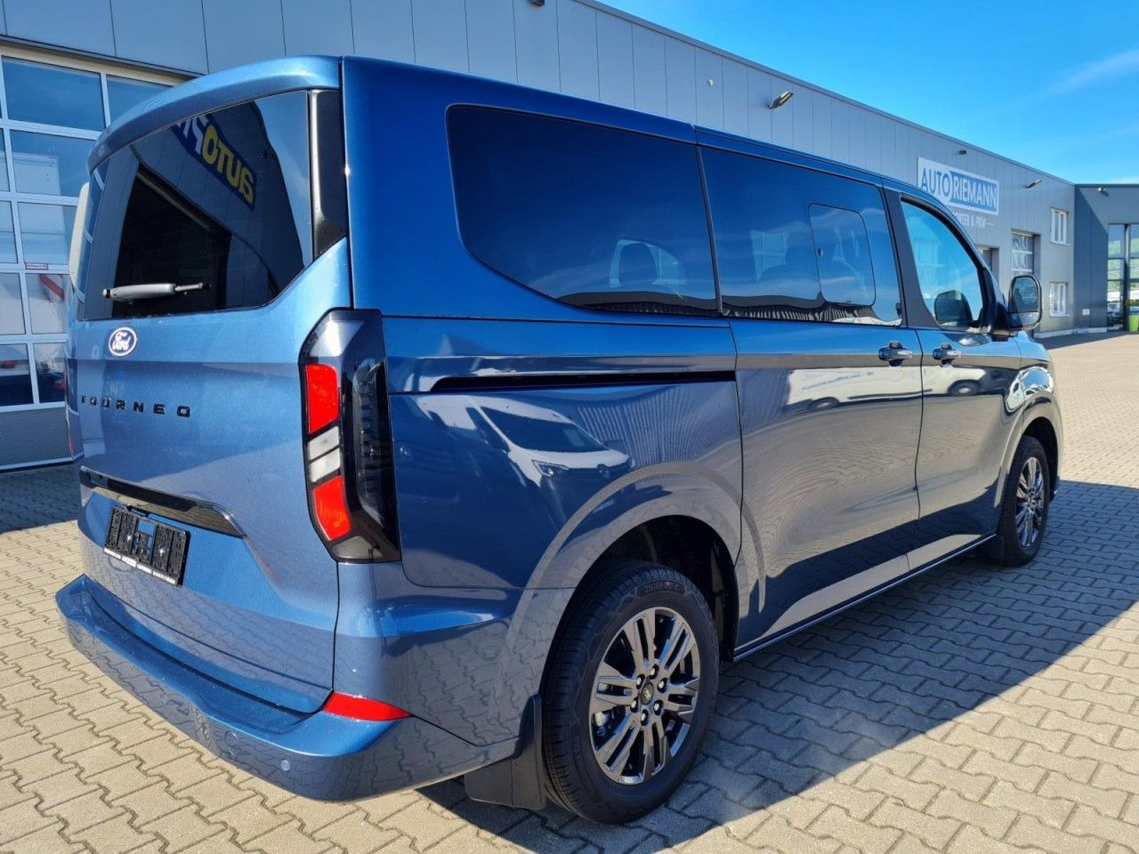 Ford Tourneo Custom 320 Titanium L1 AG 8-Sitze LED KA - Putnički kombi: slika Ford Tourneo Custom 320 Titanium L1 AG 8-Sitze LED KA - Putnički kombi Ford Tourneo Custom 320 Titanium L1 AG 8-Sitze LED KA - Putnički kombi: slika Ford Tourneo Custom 320 Titanium L1 AG 8-Sitze LED KA - Putnički kombi