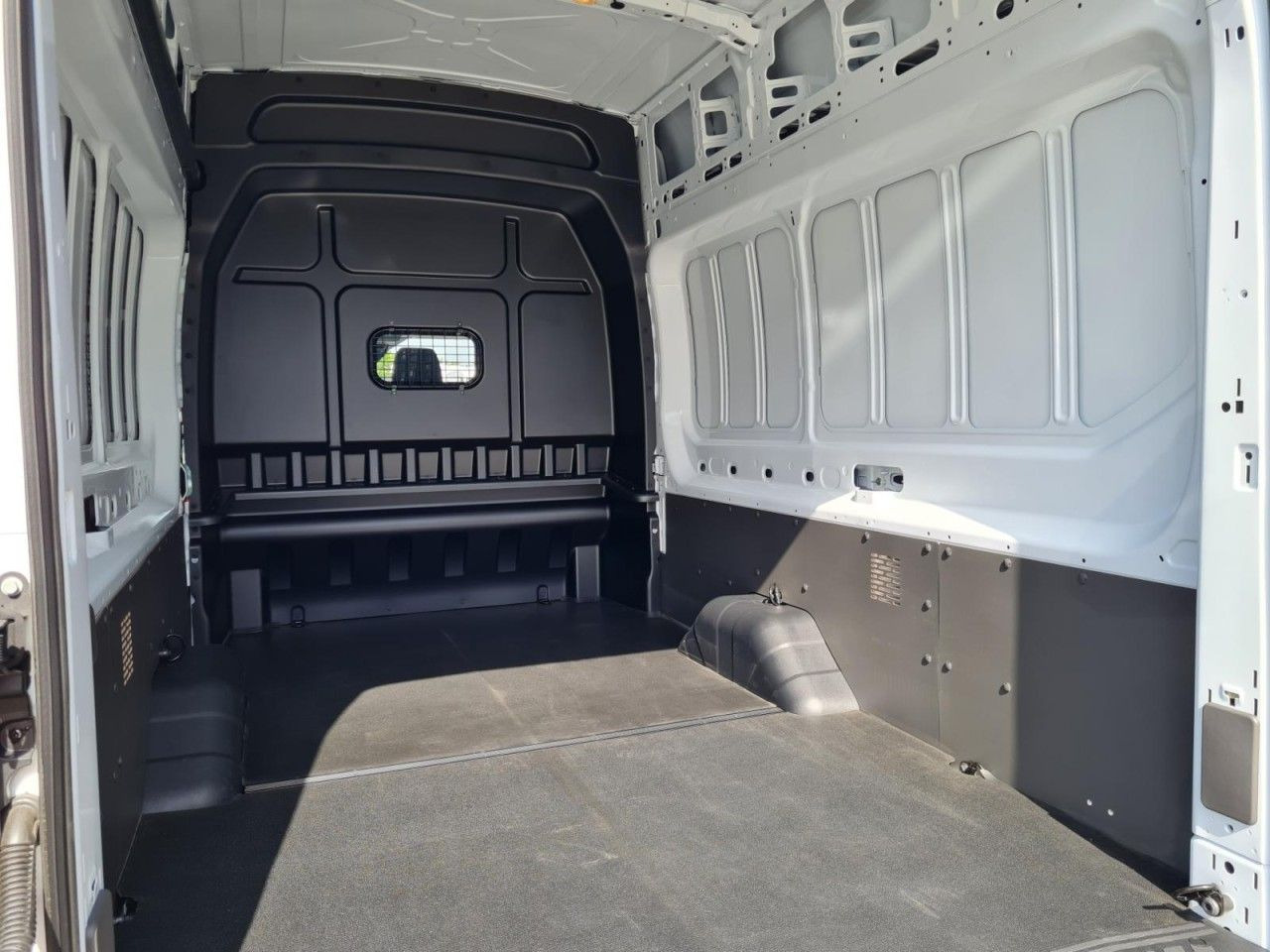 Furgon, Dostavno vozilo s dvostrukom kabinom Ford Transit 350 Kasten L4H3 Doka Trend Mixto RWD: slika Furgon, Dostavno vozilo s dvostrukom kabinom Ford Transit 350 Kasten L4H3 Doka Trend Mixto RWD