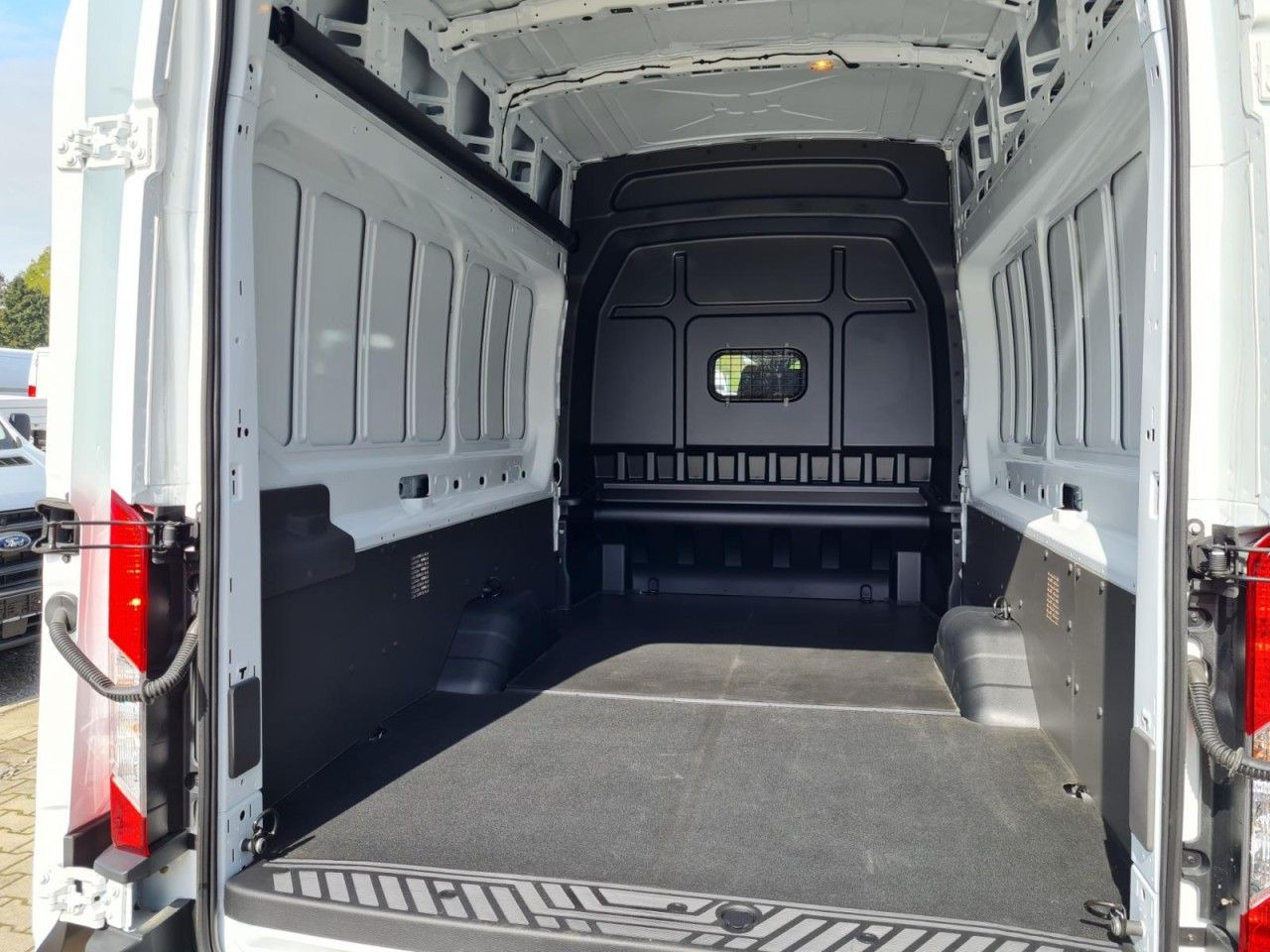 Furgon, Dostavno vozilo s dvostrukom kabinom Ford Transit 350 Kasten L4H3 Doka Trend Mixto RWD: slika Furgon, Dostavno vozilo s dvostrukom kabinom Ford Transit 350 Kasten L4H3 Doka Trend Mixto RWD