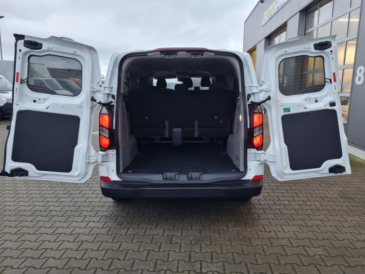 Ford Transit Custom Kombi 320 L2 Trend 9 Sitze KAMERA - Automobil: slika Ford Transit Custom Kombi 320 L2 Trend 9 Sitze KAMERA - Automobil Ford Transit Custom Kombi 320 L2 Trend 9 Sitze KAMERA - Automobil: slika Ford Transit Custom Kombi 320 L2 Trend 9 Sitze KAMERA - Automobil