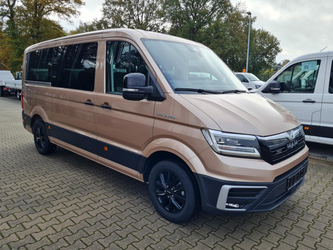 MAN Man TGE 3.180 TDi Kombi 9 Sitze ALU KAMERA LED LEDER Sonderumbau - Minibus, Putnički kombi: slika MAN Man TGE 3.180 TDi Kombi 9 Sitze ALU KAMERA LED LEDER Sonderumbau - Minibus, Putnički kombi MAN Man TGE 3.180 TDi Kombi 9 Sitze ALU KAMERA LED LEDER Sonderumbau - Minibus, Putnički kombi: slika MAN Man TGE 3.180 TDi Kombi 9 Sitze ALU KAMERA LED LEDER Sonderumbau - Minibus, Putnički kombi