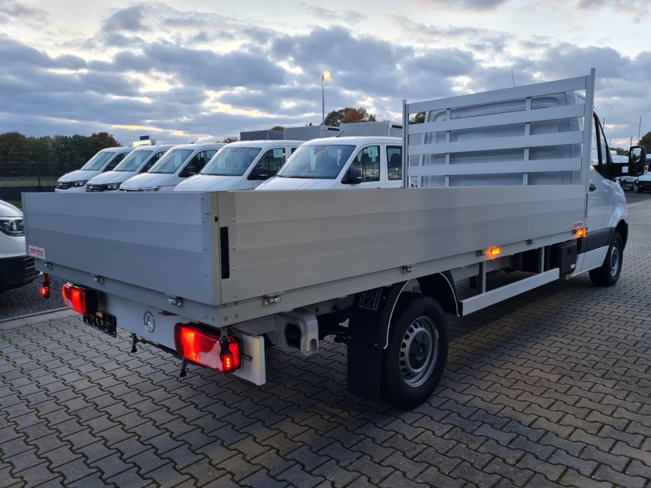 Mercedes-Benz Sprinter 317 CDI Pritsche L3 lang RWD KLIMA TEMPOMAT - Dostavno vozilo s ravnom platformom: slika Mercedes-Benz Sprinter 317 CDI Pritsche L3 lang RWD KLIMA TEMPOMAT - Dostavno vozilo s ravnom platformom Mercedes-Benz Sprinter 317 CDI Pritsche L3 lang RWD KLIMA TEMPOMAT - Dostavno vozilo s ravnom platformom: slika Mercedes-Benz Sprinter 317 CDI Pritsche L3 lang RWD KLIMA TEMPOMAT - Dostavno vozilo s ravnom platformom