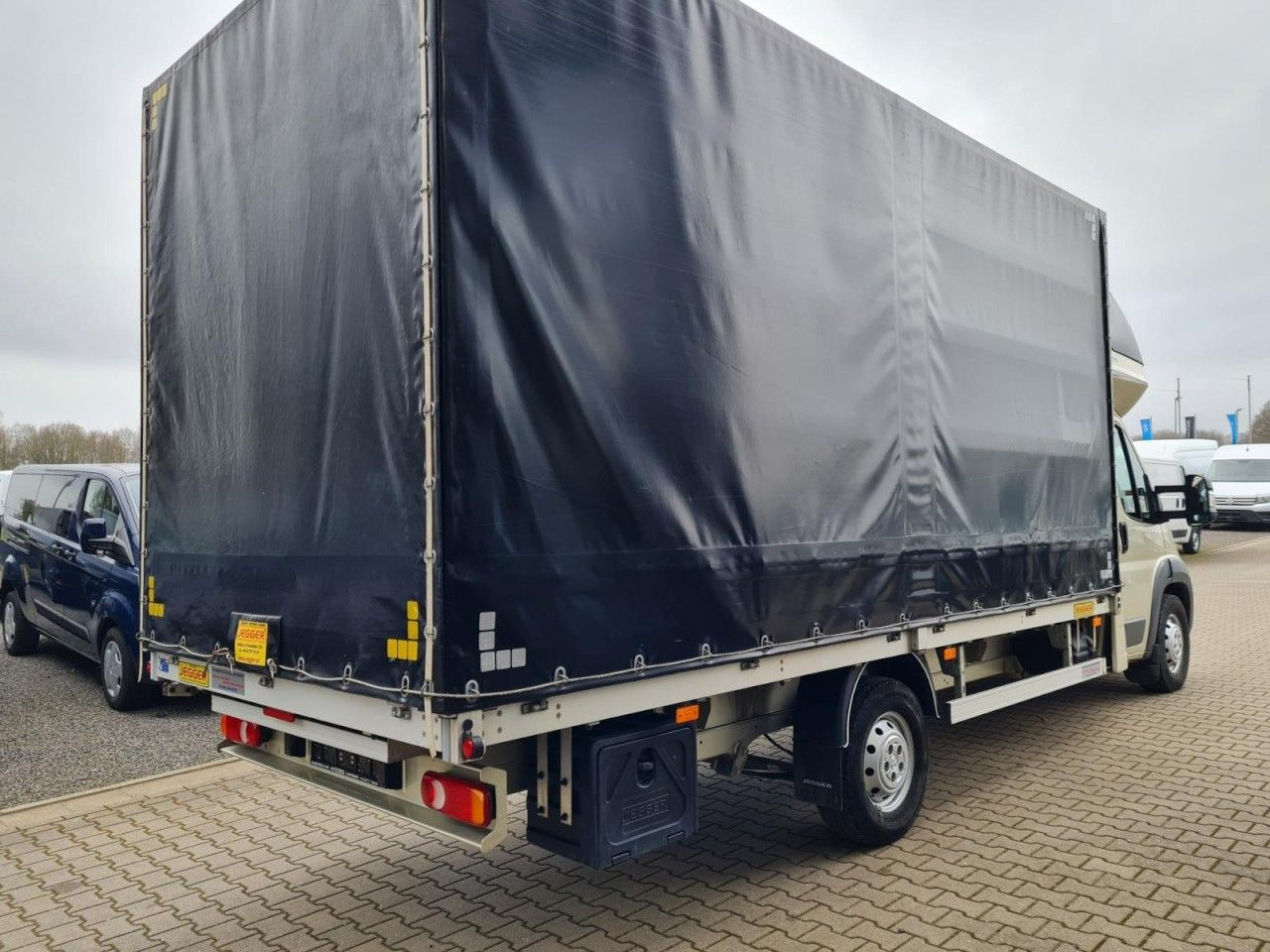 Peugeot Boxer Pritsche L4 Schiebe Plane Schlafkab Luftfe - Dostavno vozilo s ceradom: slika Peugeot Boxer Pritsche L4 Schiebe Plane Schlafkab Luftfe - Dostavno vozilo s ceradom Peugeot Boxer Pritsche L4 Schiebe Plane Schlafkab Luftfe - Dostavno vozilo s ceradom: slika Peugeot Boxer Pritsche L4 Schiebe Plane Schlafkab Luftfe - Dostavno vozilo s ceradom