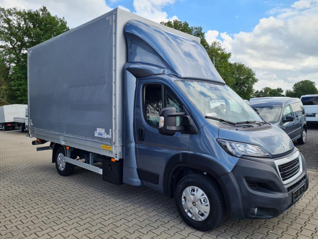 Peugeot Boxer Pritsche Schiebe Plane 2.2 HDi LBW - Dostavno vozilo s ceradom: slika Peugeot Boxer Pritsche Schiebe Plane 2.2 HDi LBW - Dostavno vozilo s ceradom Peugeot Boxer Pritsche Schiebe Plane 2.2 HDi LBW - Dostavno vozilo s ceradom: slika Peugeot Boxer Pritsche Schiebe Plane 2.2 HDi LBW - Dostavno vozilo s ceradom