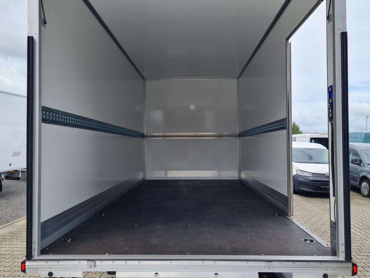 Renault Master 35 New Möbel Koffer LBW KLIMA TEMPOMAT - Dostavno vozilo sa zatvorenim sandukom: slika Renault Master 35 New Möbel Koffer LBW KLIMA TEMPOMAT - Dostavno vozilo sa zatvorenim sandukom Renault Master 35 New Möbel Koffer LBW KLIMA TEMPOMAT - Dostavno vozilo sa zatvorenim sandukom: slika Renault Master 35 New Möbel Koffer LBW KLIMA TEMPOMAT - Dostavno vozilo sa zatvorenim sandukom