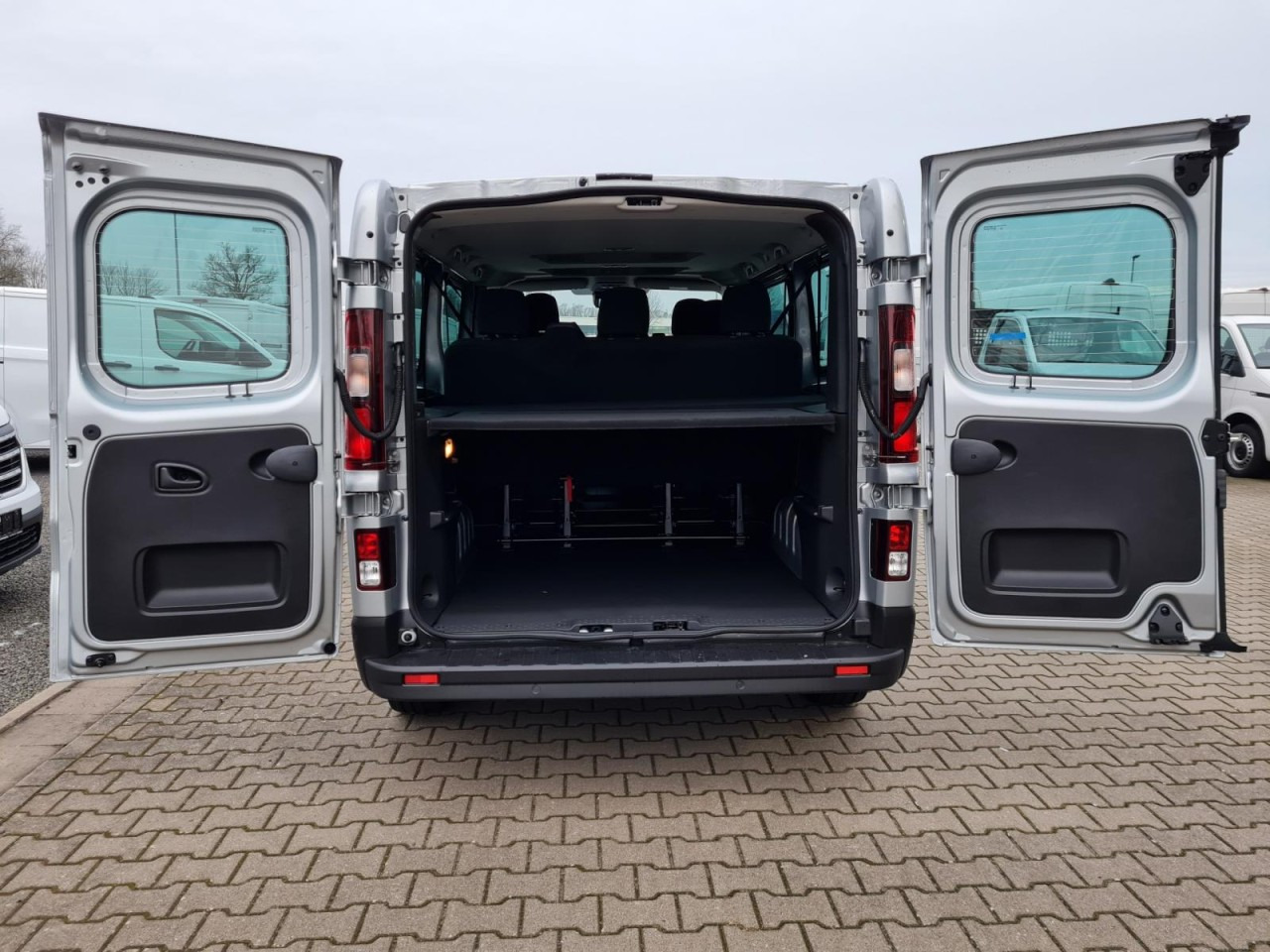 Renault Trafic Kombi 9-Sitze L2 Grand Equilibre KLIMA TEMPOMAT - Dostavno vozilo s dvostrukom kabinom: slika Renault Trafic Kombi 9-Sitze L2 Grand Equilibre KLIMA TEMPOMAT - Dostavno vozilo s dvostrukom kabinom Renault Trafic Kombi 9-Sitze L2 Grand Equilibre KLIMA TEMPOMAT - Dostavno vozilo s dvostrukom kabinom: slika Renault Trafic Kombi 9-Sitze L2 Grand Equilibre KLIMA TEMPOMAT - Dostavno vozilo s dvostrukom kabinom