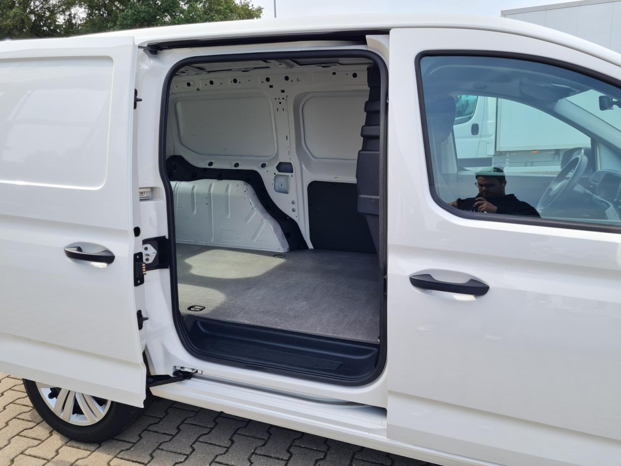 Volkswagen Caddy Cargo Kasten Maxi AHK KLIMA KAMERA PDC FLÜGEL - Mali kombi: slika Volkswagen Caddy Cargo Kasten Maxi AHK KLIMA KAMERA PDC FLÜGEL - Mali kombi Volkswagen Caddy Cargo Kasten Maxi AHK KLIMA KAMERA PDC FLÜGEL - Mali kombi: slika Volkswagen Caddy Cargo Kasten Maxi AHK KLIMA KAMERA PDC FLÜGEL - Mali kombi