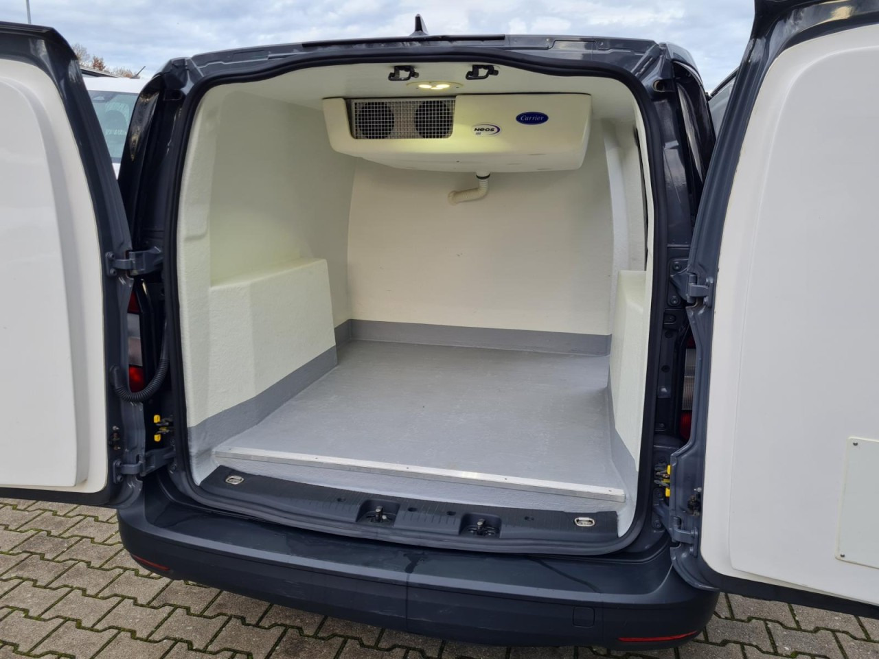 Dostavno vozilo hladnjača Volkswagen Caddy Kühlkasten Cargo 2.0 TDI KLIMA: slika Dostavno vozilo hladnjača Volkswagen Caddy Kühlkasten Cargo 2.0 TDI KLIMA