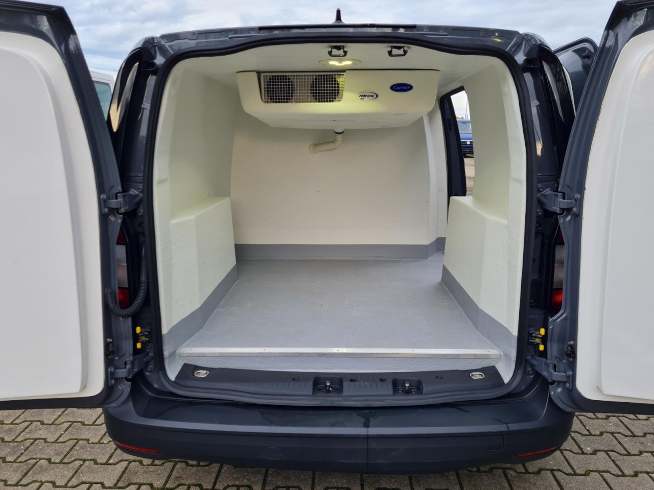 Dostavno vozilo hladnjača Volkswagen Caddy Kühlkasten Cargo 2.0 TDI KLIMA: slika Dostavno vozilo hladnjača Volkswagen Caddy Kühlkasten Cargo 2.0 TDI KLIMA