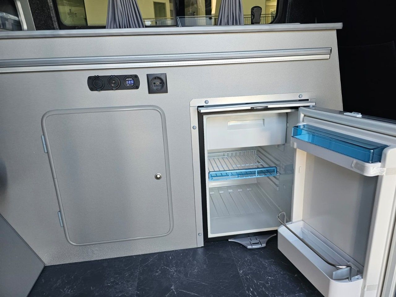 Kamp kombi Volkswagen T6 Camper 2.0 TDI AHK KAMERA ZUSATZBATTERIE: slika Kamp kombi Volkswagen T6 Camper 2.0 TDI AHK KAMERA ZUSATZBATTERIE