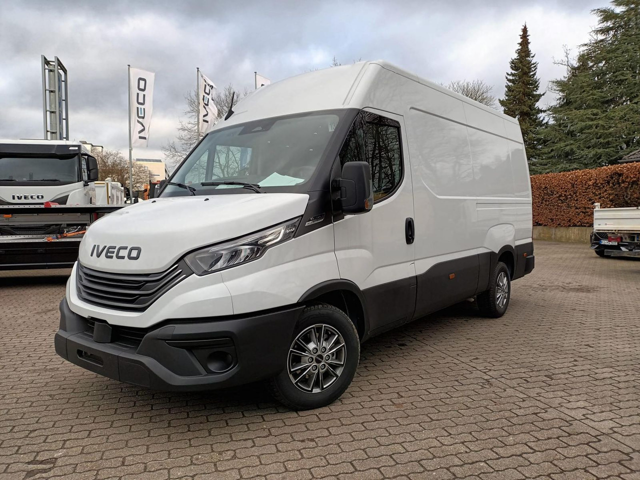 Iveco 35S16A8V AHK, ACC, LED-SCHEINWERFER ab 0% - Furgon: slika Iveco 35S16A8V AHK, ACC, LED-SCHEINWERFER ab 0% - Furgon Iveco 35S16A8V AHK, ACC, LED-SCHEINWERFER ab 0% - Furgon: slika Iveco 35S16A8V AHK, ACC, LED-SCHEINWERFER ab 0% - Furgon