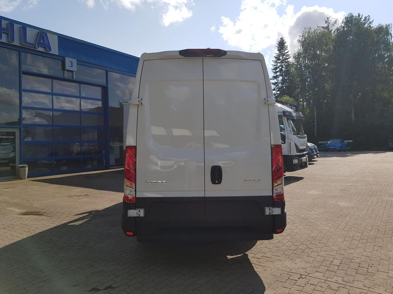 Iveco Daily 35S14A8 V Y mit Rückfahrkamera und Radi... - Furgon: slika Iveco Daily 35S14A8 V Y mit Rückfahrkamera und Radi... - Furgon Iveco Daily 35S14A8 V Y mit Rückfahrkamera und Radi... - Furgon: slika Iveco Daily 35S14A8 V Y mit Rückfahrkamera und Radi... - Furgon
