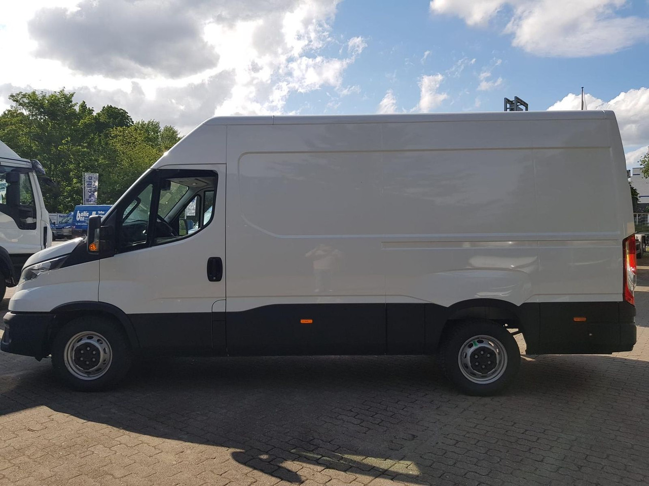 Iveco Daily 35S14A8 V Y mit Rückfahrkamera und Radi... - Furgon: slika Iveco Daily 35S14A8 V Y mit Rückfahrkamera und Radi... - Furgon Iveco Daily 35S14A8 V Y mit Rückfahrkamera und Radi... - Furgon: slika Iveco Daily 35S14A8 V Y mit Rückfahrkamera und Radi... - Furgon