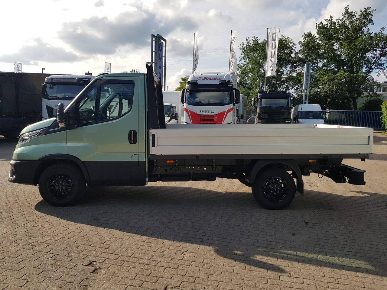 Iveco Daily 35S14HA8 Pritsche AHK 100 kW (136 PS),... - Dostavno vozilo s ravnom platformom: slika Iveco Daily 35S14HA8 Pritsche AHK 100 kW (136 PS),... - Dostavno vozilo s ravnom platformom Iveco Daily 35S14HA8 Pritsche AHK 100 kW (136 PS),... - Dostavno vozilo s ravnom platformom: slika Iveco Daily 35S14HA8 Pritsche AHK 100 kW (136 PS),... - Dostavno vozilo s ravnom platformom