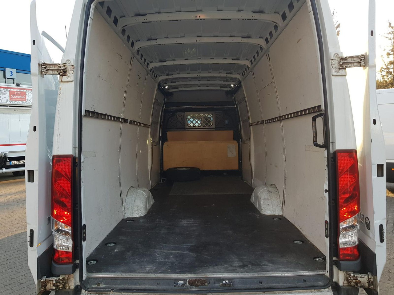 Iveco Daily 35S16SA8 V/P Klima, AHK, Rückfahrkamera... - Furgon: slika Iveco Daily 35S16SA8 V/P Klima, AHK, Rückfahrkamera... - Furgon Iveco Daily 35S16SA8 V/P Klima, AHK, Rückfahrkamera... - Furgon: slika Iveco Daily 35S16SA8 V/P Klima, AHK, Rückfahrkamera... - Furgon