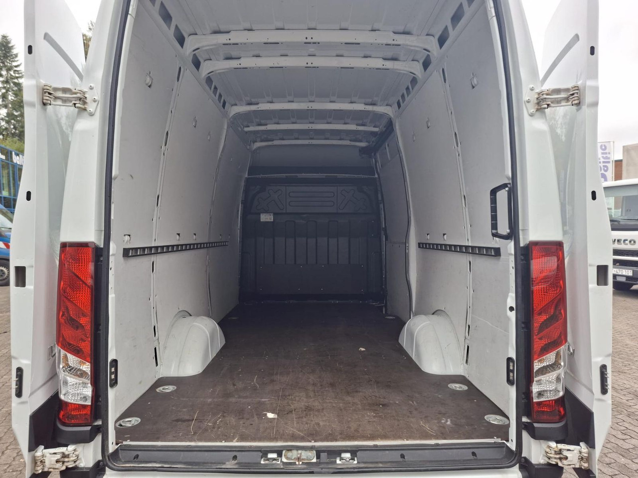 Iveco Daily 35S16V 3520L Klima, Radio - Furgon: slika  Iveco Daily 35S16V 3520L Klima, Radio - Furgon Iveco Daily 35S16V 3520L Klima, Radio - Furgon: slika  Iveco Daily 35S16V 3520L Klima, Radio - Furgon
