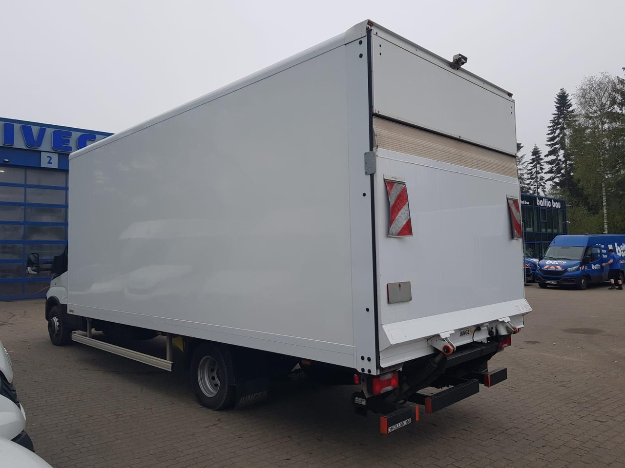 Iveco Daily 70C18HA8/P Koffer, Luftfederung, Kamera - Dostavno vozilo sa zatvorenim sandukom: slika Iveco Daily 70C18HA8/P Koffer, Luftfederung, Kamera - Dostavno vozilo sa zatvorenim sandukom Iveco Daily 70C18HA8/P Koffer, Luftfederung, Kamera - Dostavno vozilo sa zatvorenim sandukom: slika Iveco Daily 70C18HA8/P Koffer, Luftfederung, Kamera - Dostavno vozilo sa zatvorenim sandukom