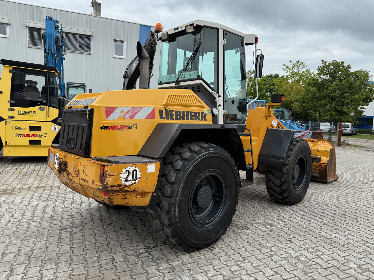 Liebherr L522 Radlader - Utovarivač na kotačima: slika Liebherr L522 Radlader - Utovarivač na kotačima Liebherr L522 Radlader - Utovarivač na kotačima: slika Liebherr L522 Radlader - Utovarivač na kotačima