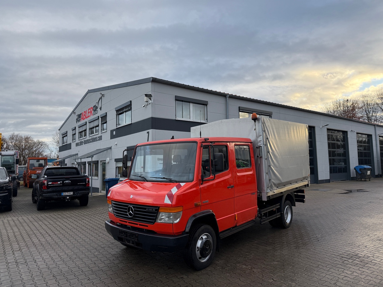 Mercedes-Benz 816 Vario Doka Pritsche Plane 2x AHK - Kamion s ceradom: slika Mercedes-Benz 816 Vario Doka Pritsche Plane 2x AHK - Kamion s ceradom Mercedes-Benz 816 Vario Doka Pritsche Plane 2x AHK - Kamion s ceradom: slika Mercedes-Benz 816 Vario Doka Pritsche Plane 2x AHK - Kamion s ceradom