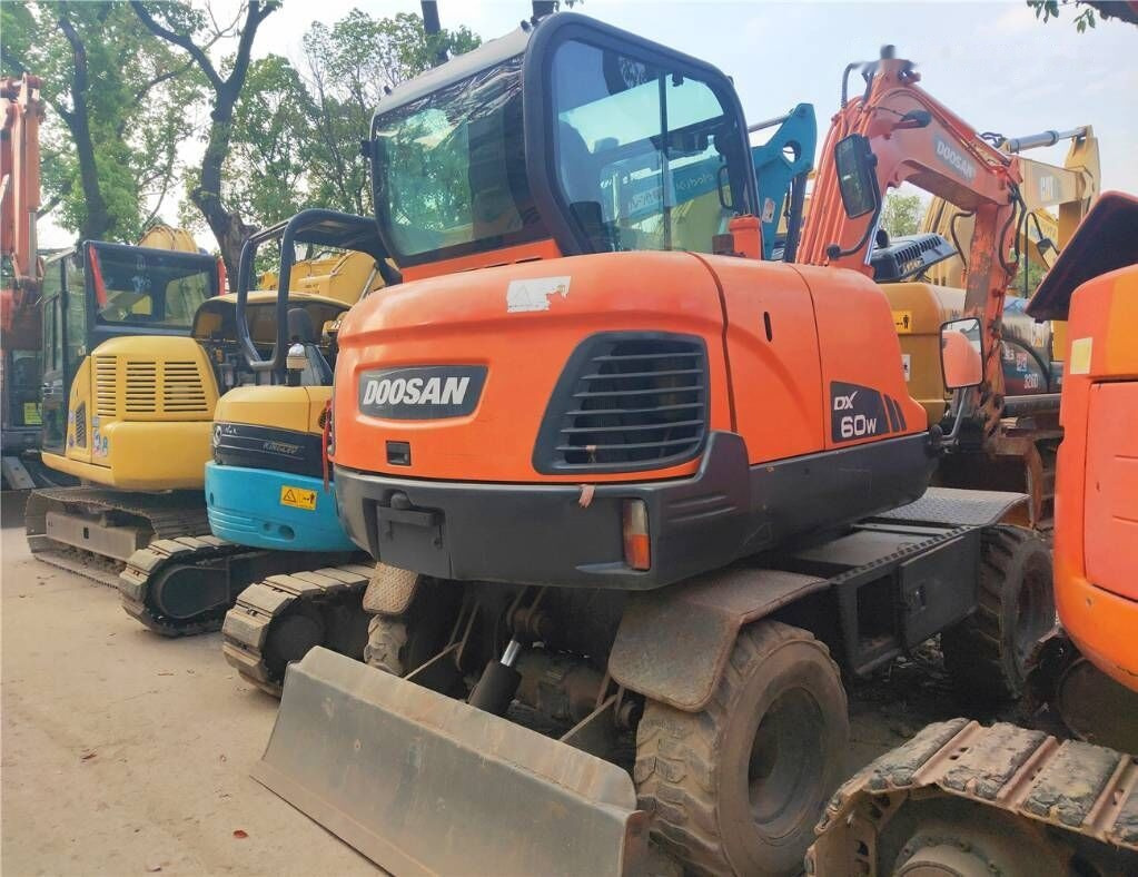 Doosan DX60 W - Bager na kotačima: slika Doosan DX60 W - Bager na kotačima Doosan DX60 W - Bager na kotačima: slika Doosan DX60 W - Bager na kotačima