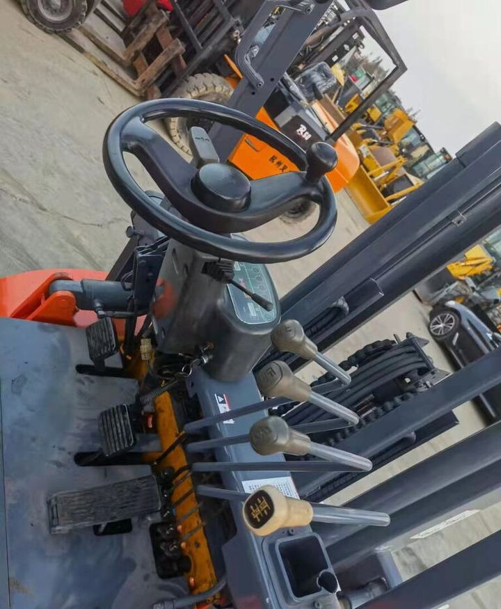 Heli H2000 3 Ton - Diesel viličar: slika Heli H2000 3 Ton - Diesel viličar Heli H2000 3 Ton - Diesel viličar: slika Heli H2000 3 Ton - Diesel viličar