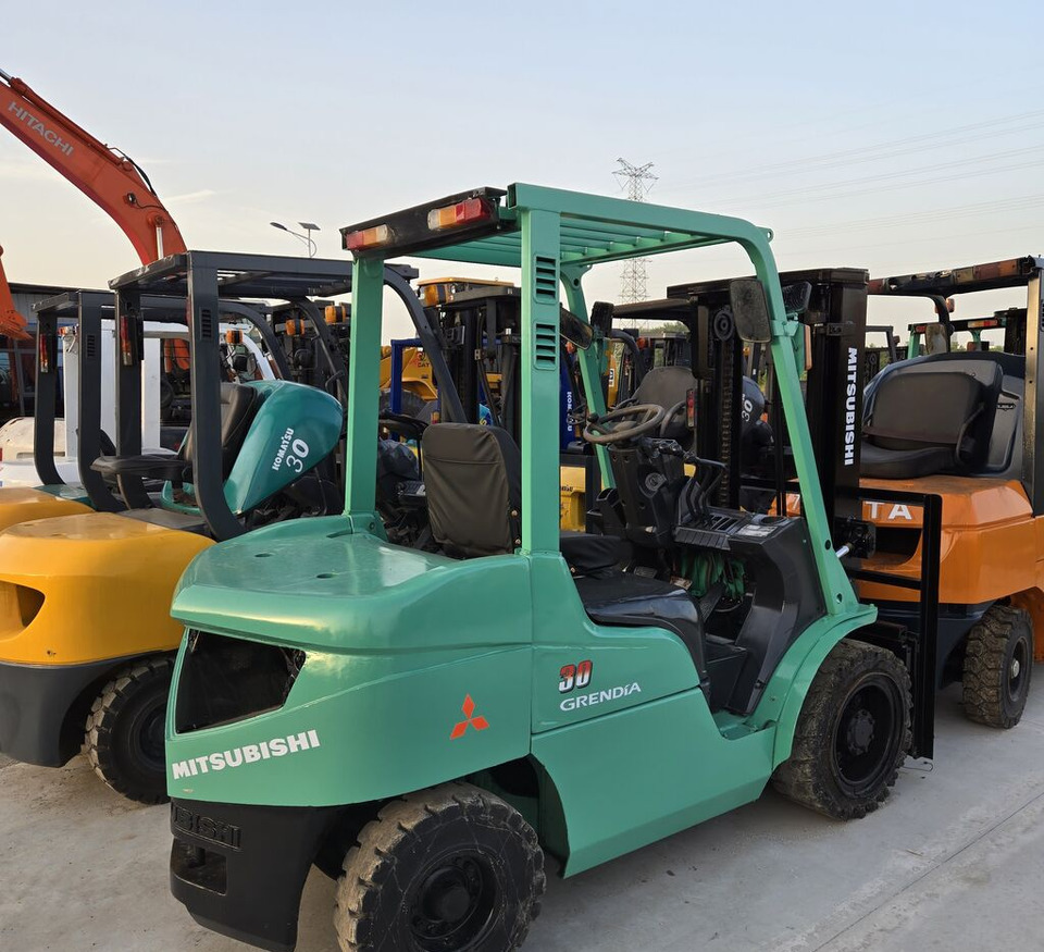 Mitsubishi FD30 with swing fork - Diesel viličar: slika Mitsubishi FD30 with swing fork - Diesel viličar Mitsubishi FD30 with swing fork - Diesel viličar: slika Mitsubishi FD30 with swing fork - Diesel viličar