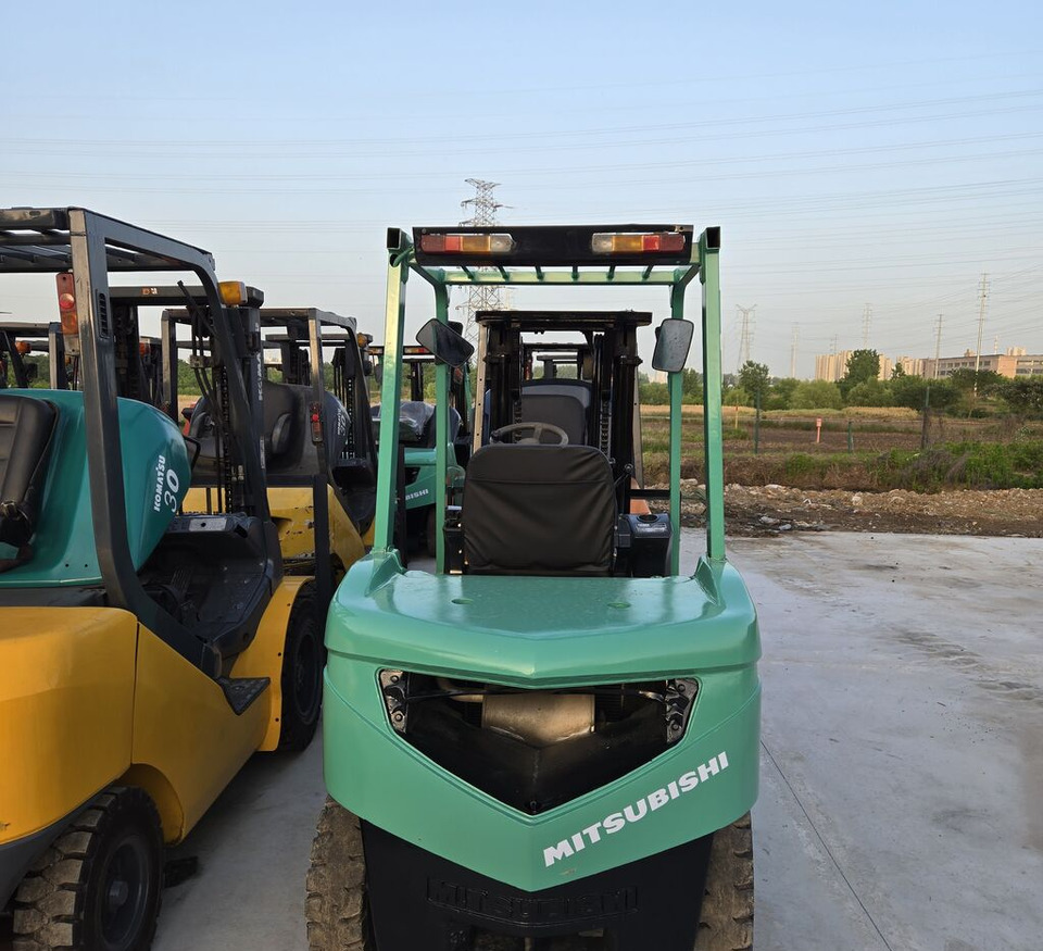 Mitsubishi FD30 with swing fork - Diesel viličar: slika Mitsubishi FD30 with swing fork - Diesel viličar Mitsubishi FD30 with swing fork - Diesel viličar: slika Mitsubishi FD30 with swing fork - Diesel viličar