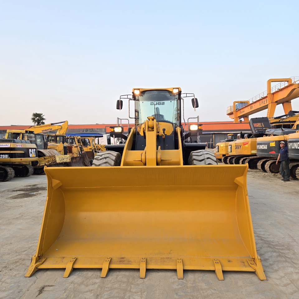 SDLG L956F - Utovarivač na kotačima: slika SDLG L956F - Utovarivač na kotačima SDLG L956F - Utovarivač na kotačima: slika SDLG L956F - Utovarivač na kotačima