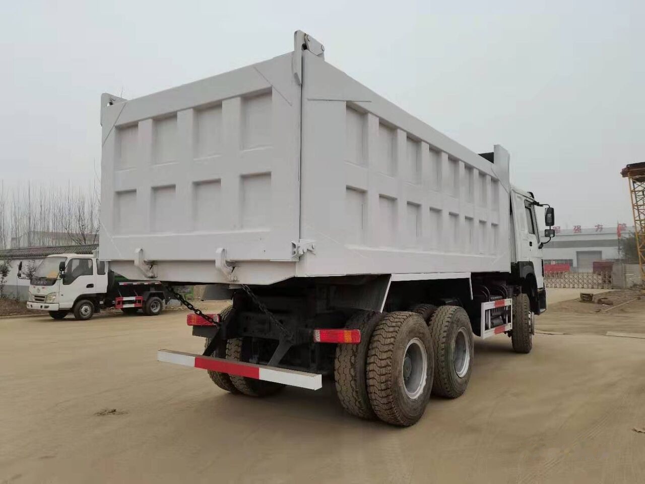 Sinotruk HOWO 6*4 Dump truck - Kiper: slika Sinotruk HOWO 6*4 Dump truck - Kiper Sinotruk HOWO 6*4 Dump truck - Kiper: slika Sinotruk HOWO 6*4 Dump truck - Kiper