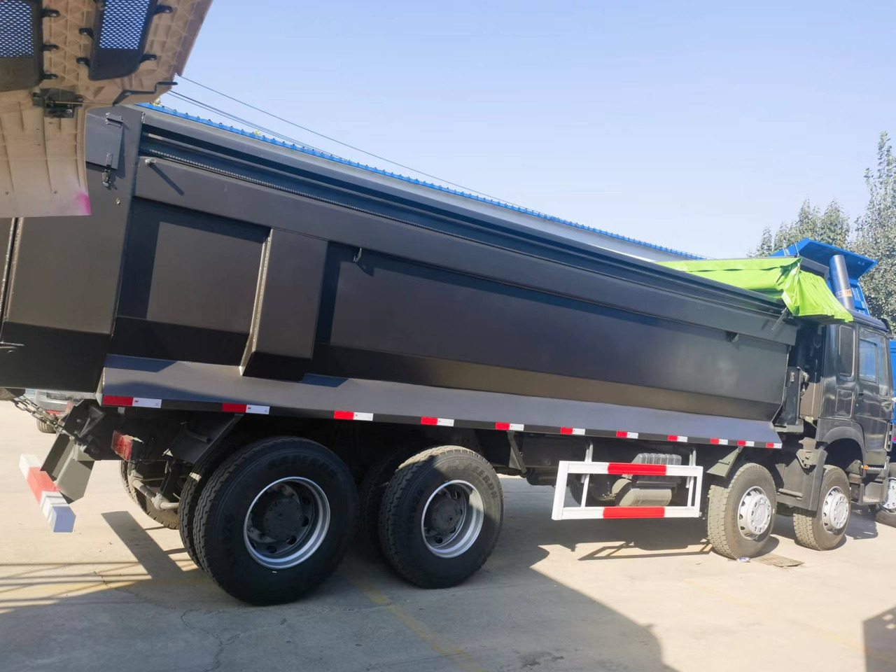 Sinotruk HOWO 8*4 Dump truck - Kiper: slika Sinotruk HOWO 8*4 Dump truck - Kiper Sinotruk HOWO 8*4 Dump truck - Kiper: slika Sinotruk HOWO 8*4 Dump truck - Kiper
