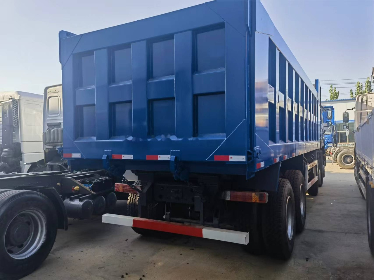 Sinotruk HOWO 8*4 Dump truck - Kiper: slika Sinotruk HOWO 8*4 Dump truck - Kiper Sinotruk HOWO 8*4 Dump truck - Kiper: slika Sinotruk HOWO 8*4 Dump truck - Kiper