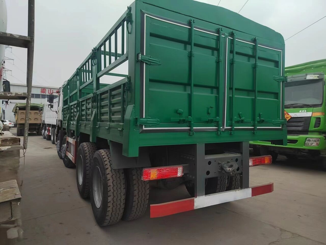 Sinotruk HOWO 8*4 Fence Truck - Kamion s otvorenim sandukom: slika Sinotruk HOWO 8*4 Fence Truck - Kamion s otvorenim sandukom Sinotruk HOWO 8*4 Fence Truck - Kamion s otvorenim sandukom: slika Sinotruk HOWO 8*4 Fence Truck - Kamion s otvorenim sandukom
