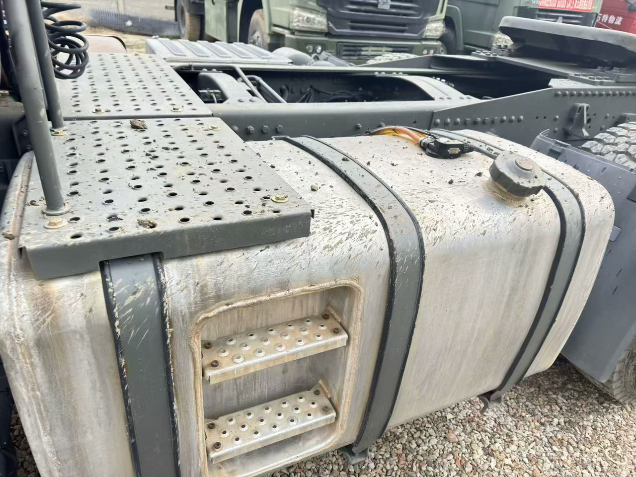 Sinotruk HOWO A7 - Tegljač: slika Sinotruk HOWO A7 - Tegljač Sinotruk HOWO A7 - Tegljač: slika Sinotruk HOWO A7 - Tegljač