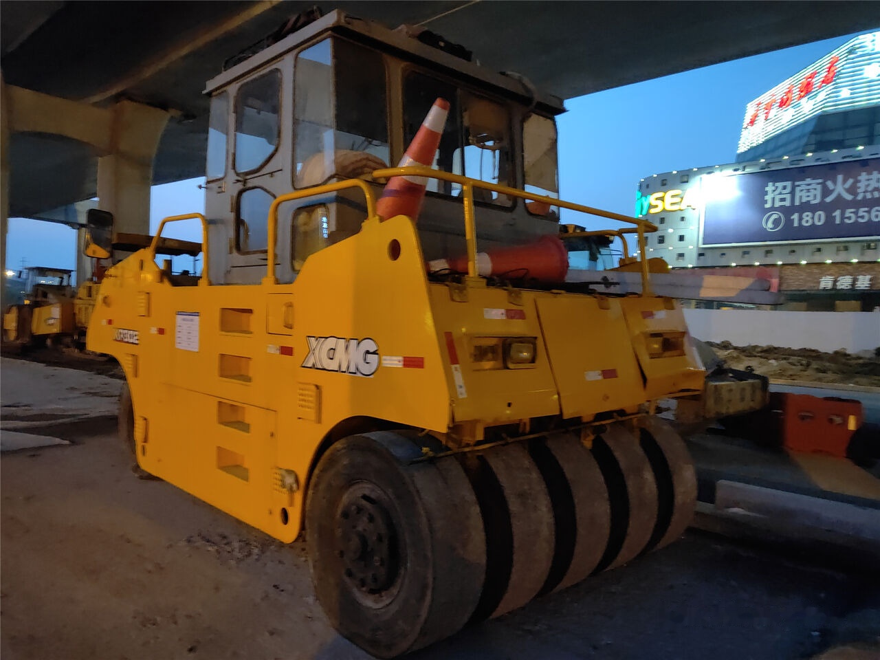 XCMG XP302 - Pneumatski valjak: slika XCMG XP302 - Pneumatski valjak XCMG XP302 - Pneumatski valjak: slika XCMG XP302 - Pneumatski valjak