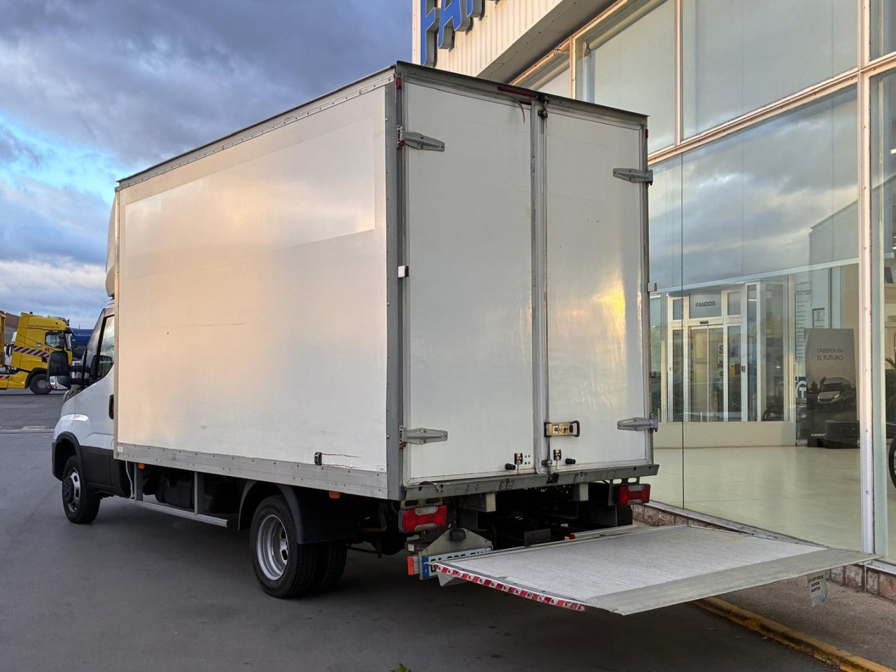 Caja cerrada IVECO 35C14 20m3 con puertas traseras y rampa elevadora - Dostavno vozilo sa zatvorenim sandukom: slika Caja cerrada IVECO 35C14 20m3 con puertas traseras y rampa elevadora - Dostavno vozilo sa zatvorenim sandukom Caja cerrada IVECO 35C14 20m3 con puertas traseras y rampa elevadora - Dostavno vozilo sa zatvorenim sandukom: slika Caja cerrada IVECO 35C14 20m3 con puertas traseras y rampa elevadora - Dostavno vozilo sa zatvorenim sandukom
