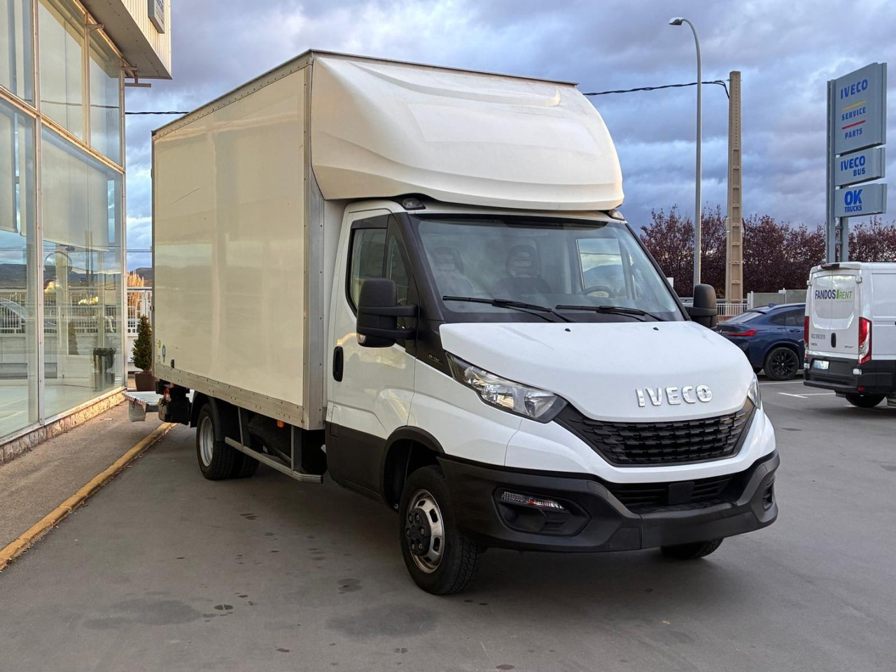Caja cerrada IVECO 35C14 20m3 con puertas traseras y rampa elevadora - Dostavno vozilo sa zatvorenim sandukom: slika Caja cerrada IVECO 35C14 20m3 con puertas traseras y rampa elevadora - Dostavno vozilo sa zatvorenim sandukom Caja cerrada IVECO 35C14 20m3 con puertas traseras y rampa elevadora - Dostavno vozilo sa zatvorenim sandukom: slika Caja cerrada IVECO 35C14 20m3 con puertas traseras y rampa elevadora - Dostavno vozilo sa zatvorenim sandukom