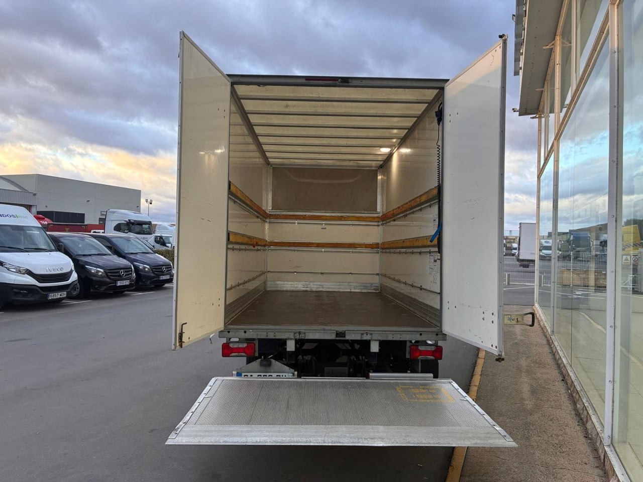 Caja cerrada IVECO 35C14 20m3 con puertas traseras y rampa elevadora - Dostavno vozilo sa zatvorenim sandukom: slika Caja cerrada IVECO 35C14 20m3 con puertas traseras y rampa elevadora - Dostavno vozilo sa zatvorenim sandukom Caja cerrada IVECO 35C14 20m3 con puertas traseras y rampa elevadora - Dostavno vozilo sa zatvorenim sandukom: slika Caja cerrada IVECO 35C14 20m3 con puertas traseras y rampa elevadora - Dostavno vozilo sa zatvorenim sandukom