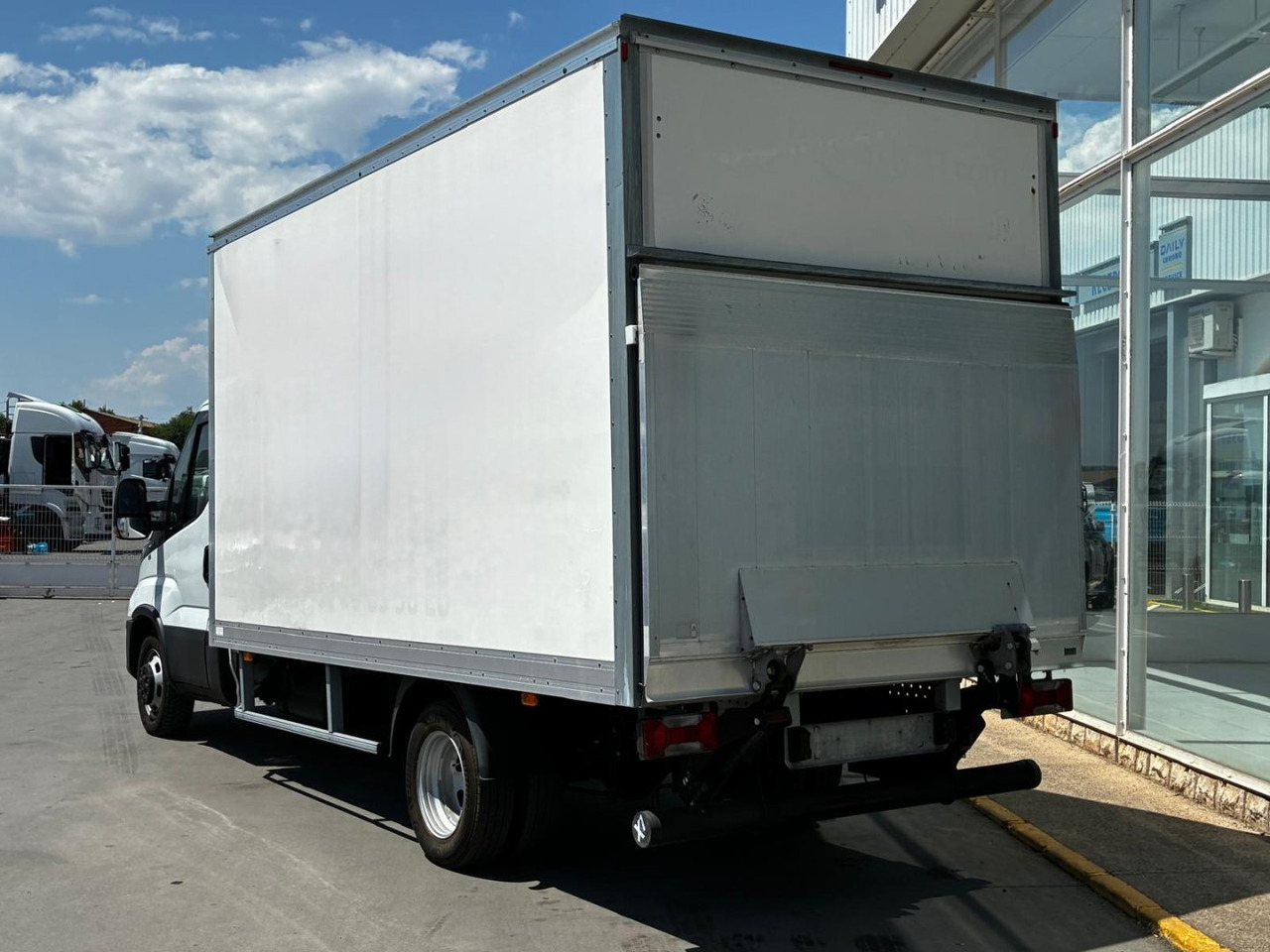 Caja cerrada IVECO 35C16 20m3 - Dostavno vozilo sa zatvorenim sandukom: slika Caja cerrada IVECO 35C16 20m3 - Dostavno vozilo sa zatvorenim sandukom Caja cerrada IVECO 35C16 20m3 - Dostavno vozilo sa zatvorenim sandukom: slika Caja cerrada IVECO 35C16 20m3 - Dostavno vozilo sa zatvorenim sandukom