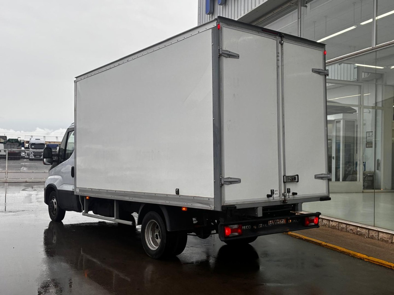 Caja cerrada IVECO 35C16 20m3 con puertas traseras - Dostavno vozilo sa zatvorenim sandukom: slika Caja cerrada IVECO 35C16 20m3 con puertas traseras - Dostavno vozilo sa zatvorenim sandukom Caja cerrada IVECO 35C16 20m3 con puertas traseras - Dostavno vozilo sa zatvorenim sandukom: slika Caja cerrada IVECO 35C16 20m3 con puertas traseras - Dostavno vozilo sa zatvorenim sandukom