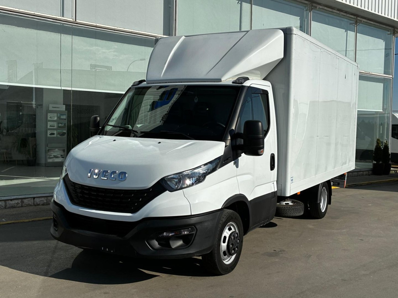 Caja cerrada con plataforma elevadora IVECO 35C14 20m3 - Dostavno vozilo sa zatvorenim sandukom: slika Caja cerrada con plataforma elevadora IVECO 35C14 20m3 - Dostavno vozilo sa zatvorenim sandukom Caja cerrada con plataforma elevadora IVECO 35C14 20m3 - Dostavno vozilo sa zatvorenim sandukom: slika Caja cerrada con plataforma elevadora IVECO 35C14 20m3 - Dostavno vozilo sa zatvorenim sandukom